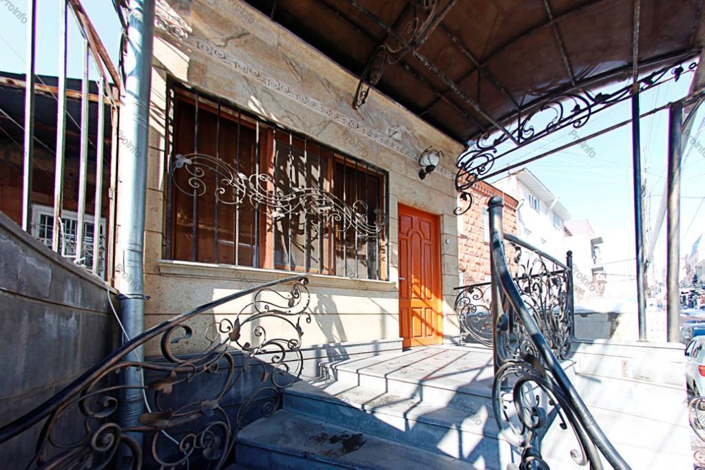 Վաճառվում է Երկու հարկանի նկուղային հարկով և ձեղնահարկով առանձնատուն Երևան, Արաբկիր, Սեպուհի փողոց