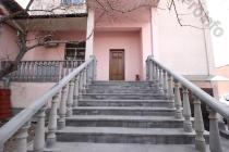 For Sale Երեք հարկանի նկուղային հարկով Houses Երևան, Մեծ կենտրոն, Չարենցի փող. 2-րդ նրբ.