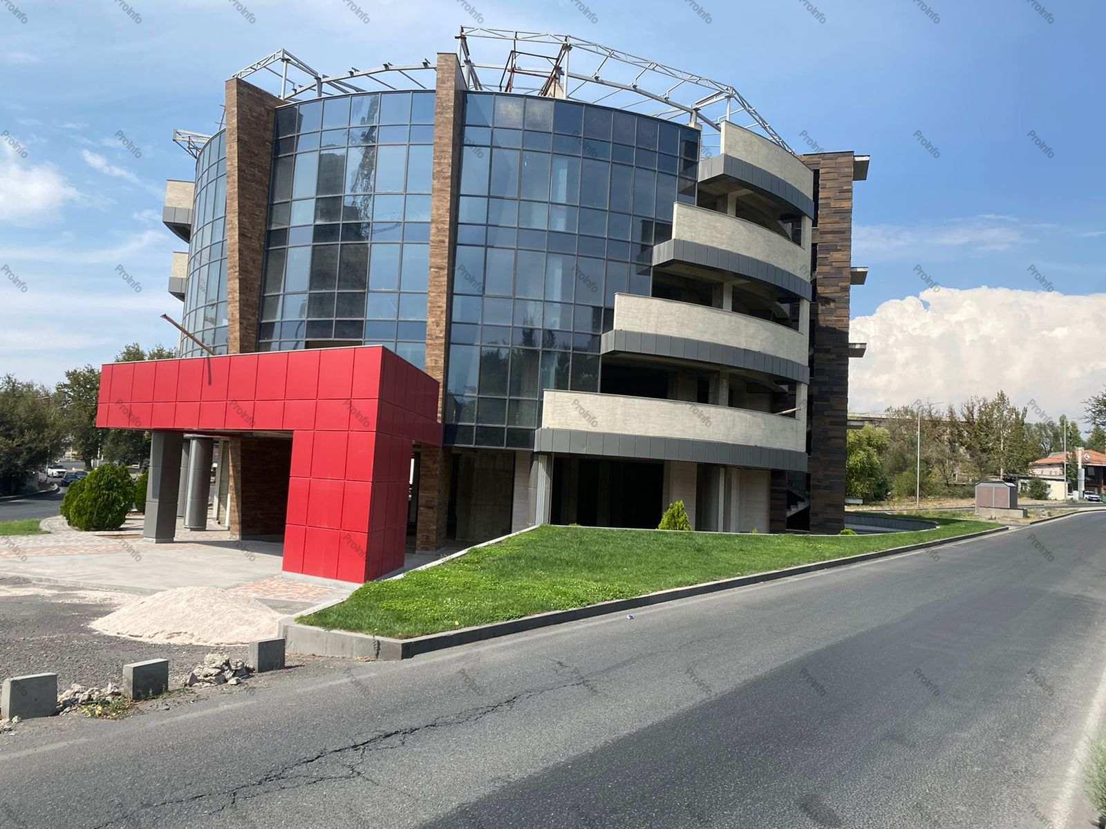 Վաճառվում է ունիվերսալ տարածք Երևան, Աջափնյակ, Լենինգրադյան ( Աջափնյակ )